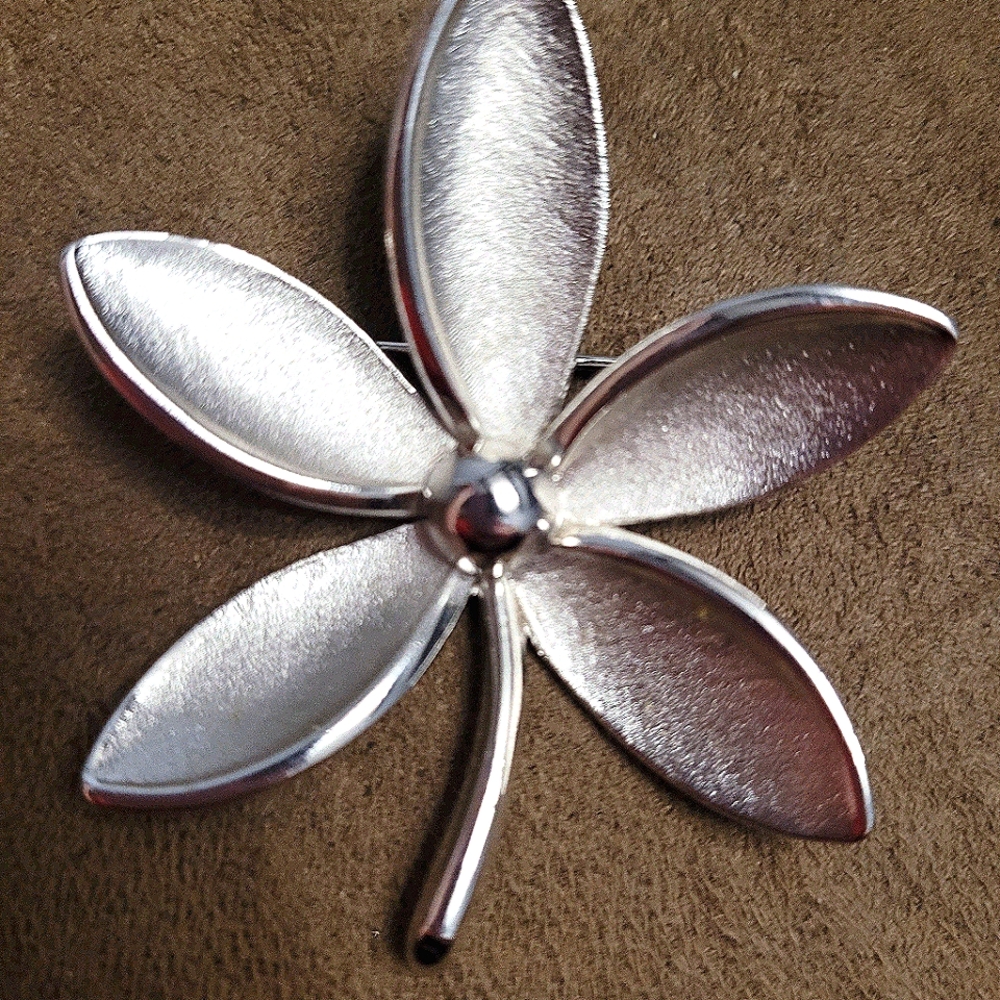 Vintage Crown Trifari Silver Tone 2.5" Flower